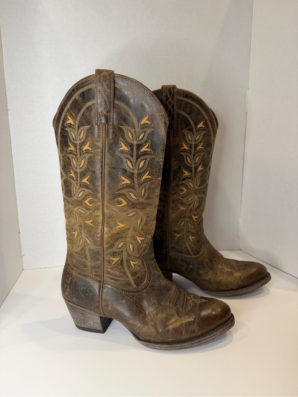 Ariat New West Pearl Desert Holly embroidered cowgirl boot